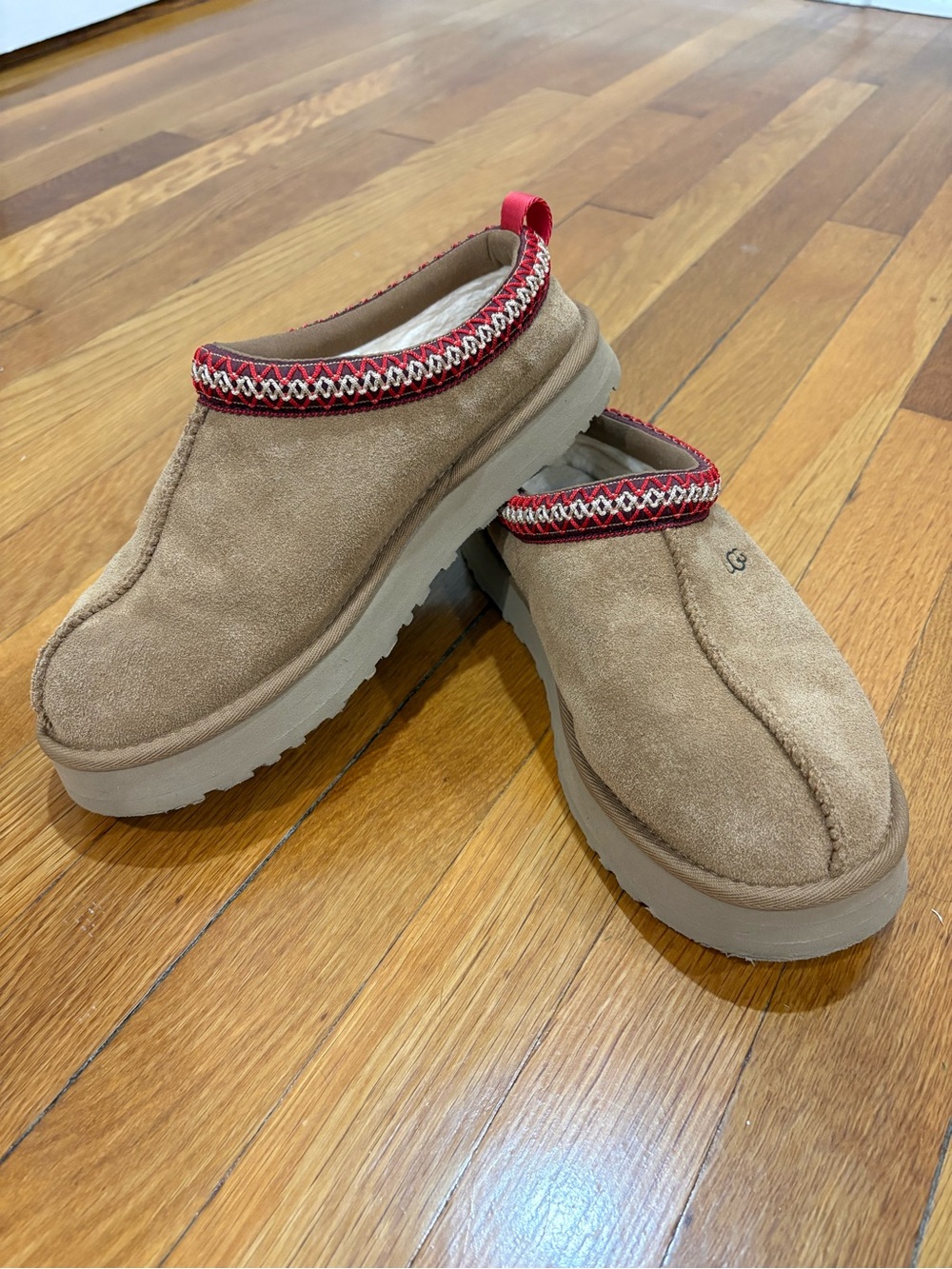UGG Big Kids Tasman Slippers in Chestnut with Red Trim